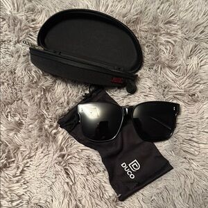 Black Sunglasses with Cloth and Zipper Case